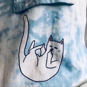 RipNDip graphic tee cat giving finger size small